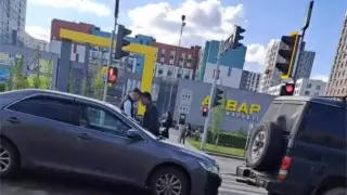 Драка на проезжей части в Астане попала на видео