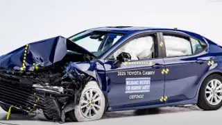 Toyota Camry 2025 проходит краш-тест. Видео
