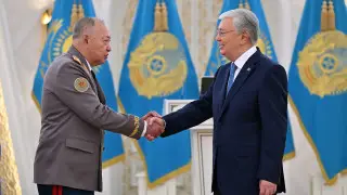 “Это настоящий подвиг“. Токаев вручил знак особого отличия экс-руководителю КНБ