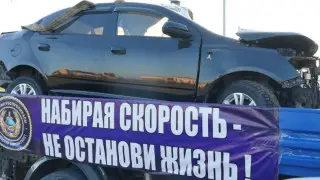 Полицейские прокатили разбитый в ДТП автомобиль по улицам Костаная