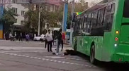 Автобус придавил пенсионера в Алматы: пострадавший в реанимации