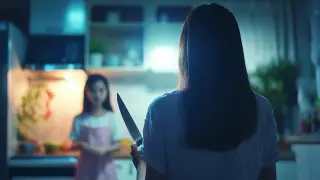 Казахстанка ударила ножом дочь из-за невыученных уроков