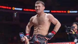 Непобежденный казах нокаутировал Нурмагомедова и завоевал пояс чемпиона