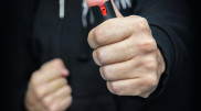 Дети стали жаловаться на першение в горле: подросток распылил неизвестное вещество в школе
