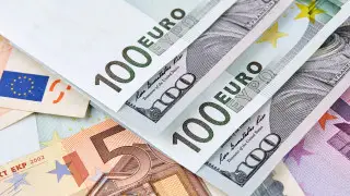 Рубль растет, доллар и евро дешевеют в обменниках Казахстана