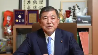 “Помешанный на военном деле“. Что известно о новом премьере Японии