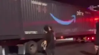 Водитель Amazon устроил дрифт на грузовике с прицепом