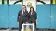 Аким Алматы Досаев вместе с супругой проголосовали на референдуме