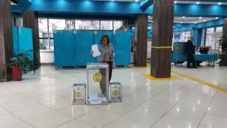 В Алматы первых избирателей, проголосовавших на референдуме, встретили с угощениями