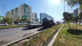 Массовая парковка в неположенном месте возмутила жителя Алматы