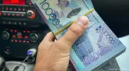 Казахстанец обнаружил банковскую карту с деньгами. Его осудили