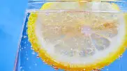 Почему все пьют воду с лимоном утром? Причины, о которых вы не знали