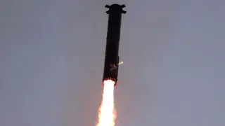 SpaceX впервые сумела посадить “самую мощную в истории“ ракету