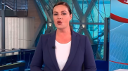 Под телеведущей Первого канала сломался стул прямо во время эфира