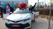 “Передаем удачу следующим“: многодетная семья выиграла Toyota Camry от ForteBank