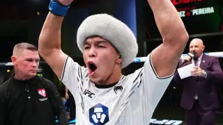 Казахстанец Асу Алмабаев одержал четвертую подряд победу в UFC