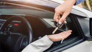 Переоформить авто на супруга: что нужно знать