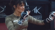 Красотка-модель “взволновала“ супернокаутера из UFC во время спарринга