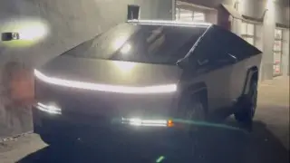 Tesla продает световую панель для Cybertruck, которую они не могут установить