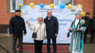 Очередникам в Аршалынском районе вручили ключи от новых квартир