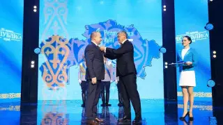 Карагандинцам вручили госнаграды в честь Дня Республики