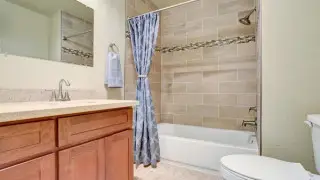 Эксперт предупредила об опасности шторки в ванной