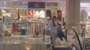 В последнюю секунду: мужчина спас ребенка на эскалаторе в Астане