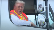 Трамп проехал на мусоровозе в ответ на слова Байдена