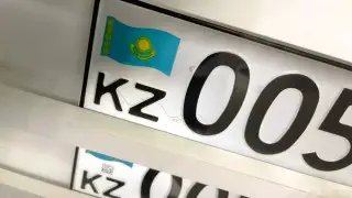 Водителя арестовали и лишили прав за стикер на госномерах