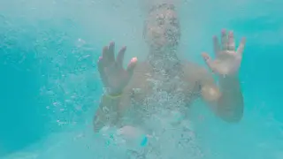 Известный боец едва не погиб в общественном бассейне: шок-видео