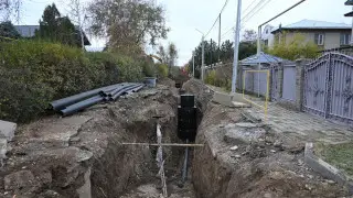 Старые изношенные на 90 процентов инженерные сети обновляют в Ауэзовском районе Алматы