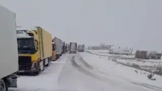 Водители большегрузов пожаловались на 30-километровую очередь на границе в ЗКО