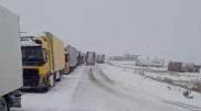 Водители большегрузов пожаловались на 30-километровую очередь на границе в ЗКО