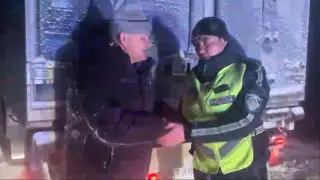 Патрульные следят за трассами в непогоду и находят застрявшие фуры