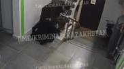 Нападение на женщину в подъезде попало на видео в Алматы