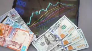 Доллар почти по 500: что происходит с тенге, объяснили эксперты