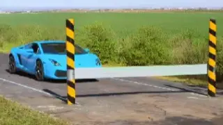 Блогер уничтожил Lamborghini о стену из скотча. Видео