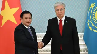 Токаев встретился с членом политбюро ЦК компартии Вьетнама