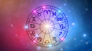 Гороскоп на сегодня: кому быть аккуратнее с начальством, а кто получит ответ