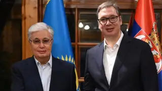 Токаев угостил президента Сербии знаменитым алматинским апортом