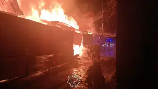Огонь с мебельного цеха в Алматы едва не перешел на СТО и АЗС