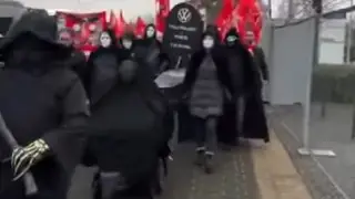 "Похороны" Volkswagen устроили перед штаб-квартирой компании