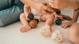 Ущемлены права отцов? Казахстанец пожаловался в Конституционный суд на норму о декрете