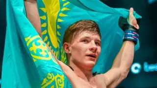 Боец MMA отобрал флаг Казахстана у китайца после победы