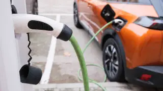 Запрет на парковку на электрозарядных станциях: кто нарушает и куда обращаться