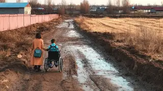 Кызылординка пересадила детей в инвалидную коляску, чтобы как-то добираться до школы