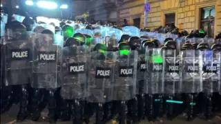 Спецназ начал разгонять протестующих у парламента Грузии