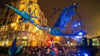 Гигантская металлическая птица обрушилась на толпу во Франции