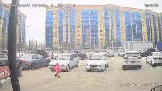 3-летняя девочка выбежала во двор и попала под колеса внедорожника в Актобе