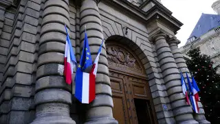 Оппозиция выдвинула вотум недоверия правительству Франции